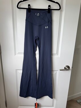 High-Waist Flared Yoga Pants in Navy with V-Waist Seam